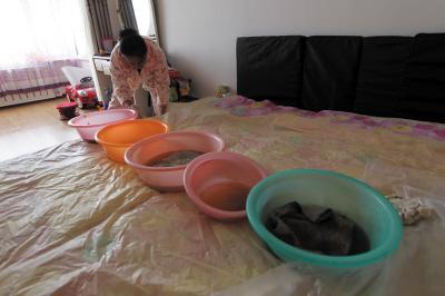 阿坝楼上漏水，住户失联，小区没物管，业主维权难！律师来支招……